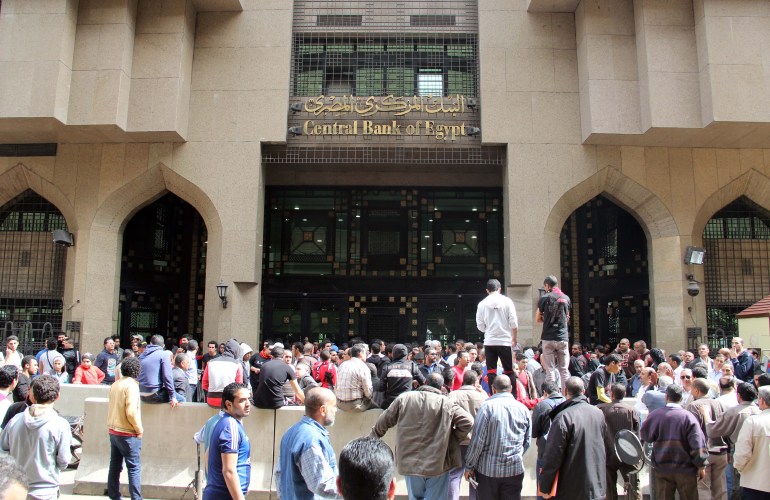 البنوك تتحول إلي قبلة المحتجين والداعين للعصيان المدني