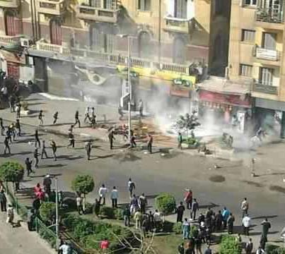 اشتباكات بين المتظاهرين وأصحاب محلات وسط البلد.. وتحطيم واجهة بعض المحلات