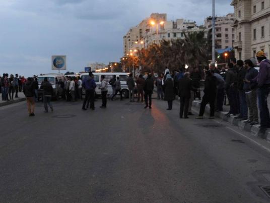المتظاهرون يقطعون طريق الكورنيش بمحطة الرمل الإسكندرية