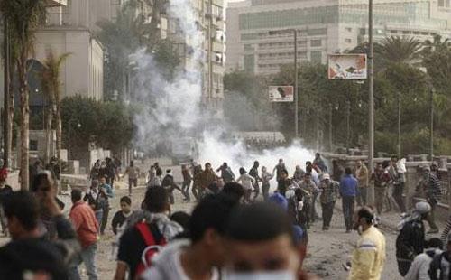 مثيرو الشغب يحاصرون فندق سميراميس بـ “المولوتوف”