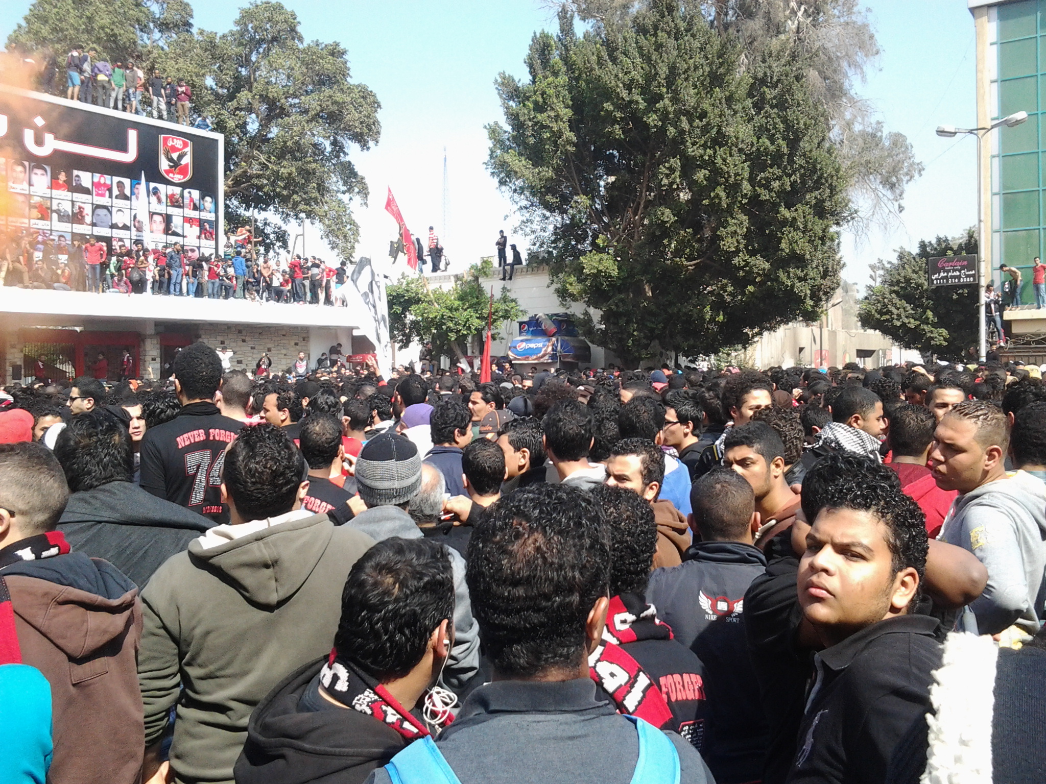 ألتراس الأهلى امام النادى بالجزيرة