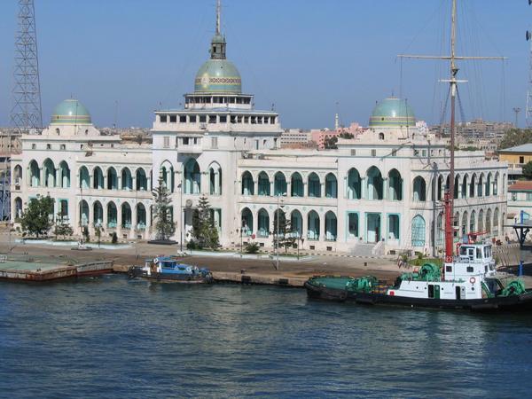 الآلاف يحاولون اقتحام ميناء بورسعيد