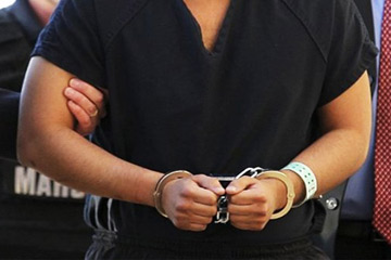 حبس سائح انجليزي صفع شرطي على وجهه بـ “الأقصر “