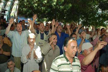 اعتصام عمال الشركة الصينية بـ”السخنة” احتجاجا على تغيير عقودهم