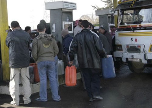 الحكومة  تبدأ توزيع البنزين بالبطاقات الذكية للسيارات الحكومية في مايو