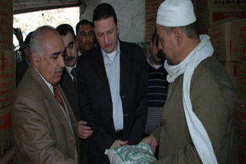 جولة مفاجئة لوزير التموين على محطات الوقود والمخابز بالقليوبية