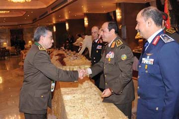 السيسي يكرم قادة القوات المسلحة المحالين للتقاعد