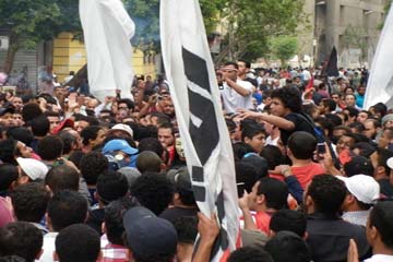 ألتراس أهلاوى يحاصر البنك المركزى بالإسكندرية ويمنع دخول الموظفين