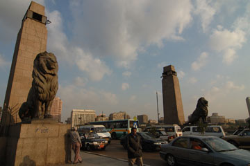 عودة حركة المرور على كوبري قصر النيل بعد قطعها من متظاهرين