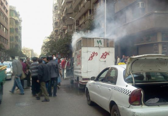 الهدوء يعود إلى “طلعت حرب” بعد اشتباكات بين الباعة و”مثيري شغب” حاولوا إغلاق الميدان بالقوة