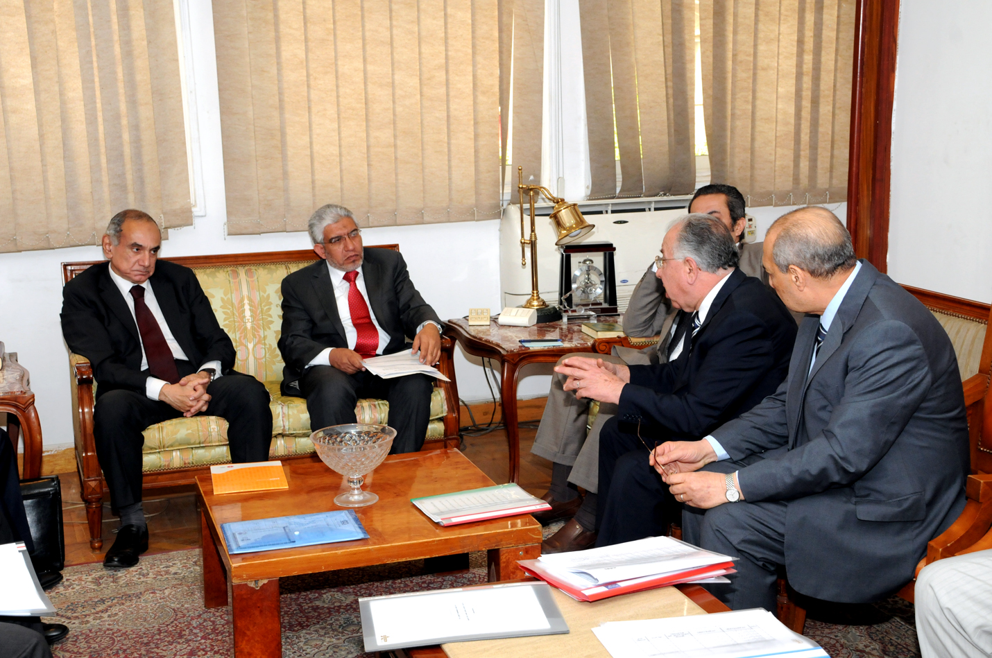 وزير الإسكان يبحث حلول لمشكلات المقاولين ويوفر 700 مليون جنيه من مستحقاتهم  لدى الحكومة