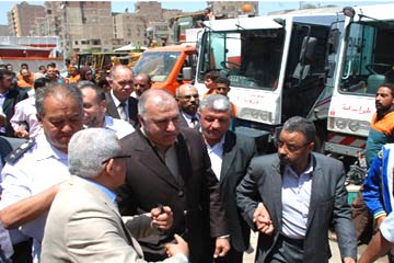 محافظ القاهرة يستعرض معدات شركة النظافة الجديدة بحى المرج