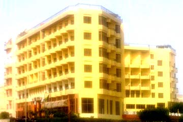 أيمن نور يشارك فى افتتاح أول فندق إسلامى بالغردقة