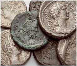 “وحدة المضبوطات الأثرية” تحبط محاولة تهريب 145 عملة أثرية