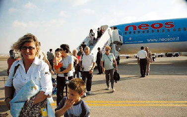 مطار مطروح يستقبل 450 سائحا إيطاليا