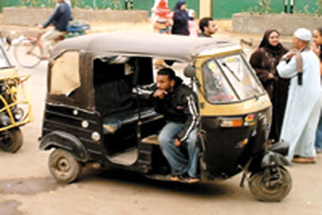 إضراب سائقى التاكسي بالمحلة احتجاجا على سير التوك توك داخل المدينة