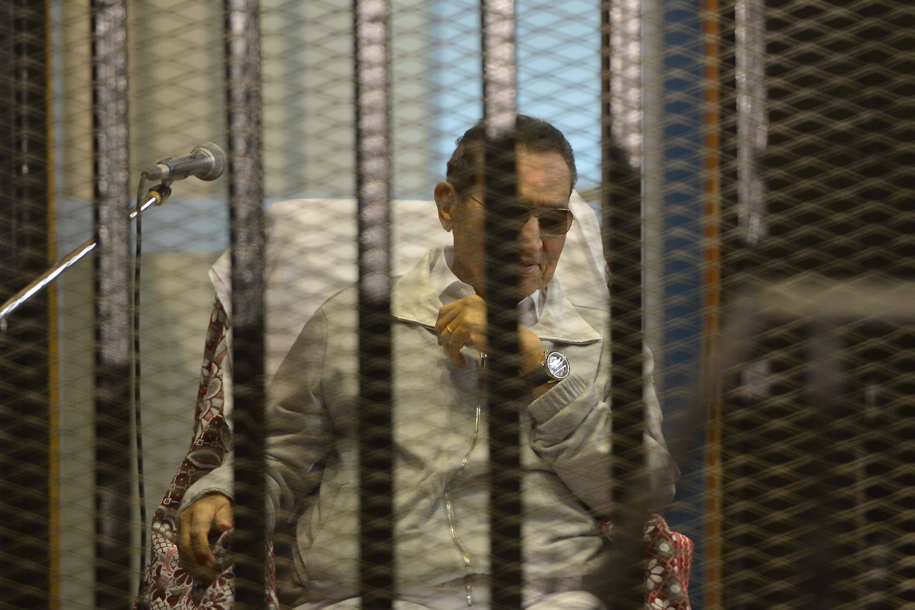 قاضي اعادة محاكمة مبارك يتسلم القضية ويشترط توكيلات للمحامين