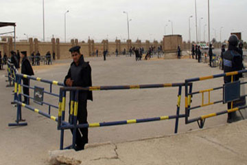 وصول مبارك إلى أكاديمية الشرطة لحضور طعن النيابة على إخلاء سبيله