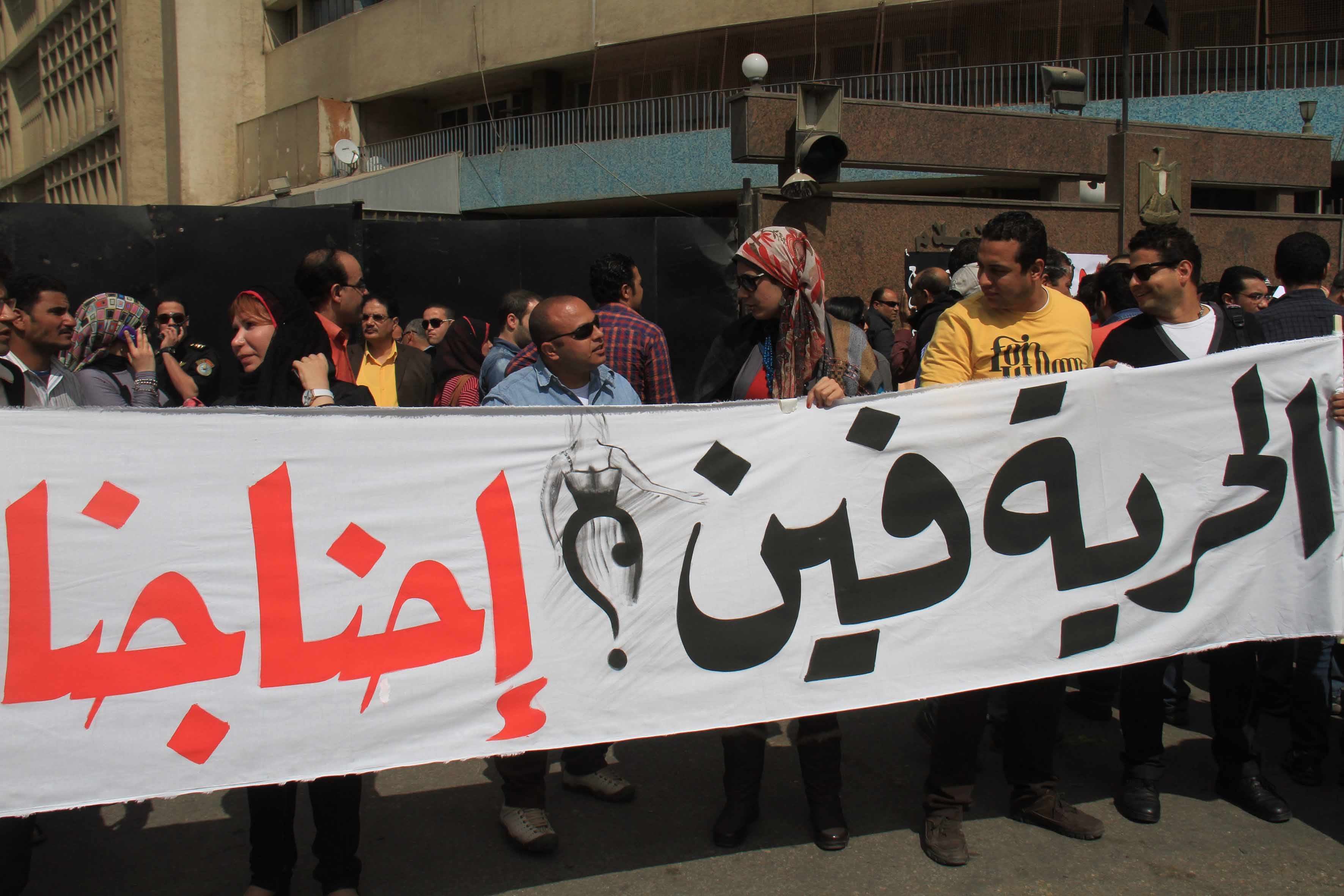 وقفة أمام التلفزيون للمط﻿البة بإقالة وزير الاعلام