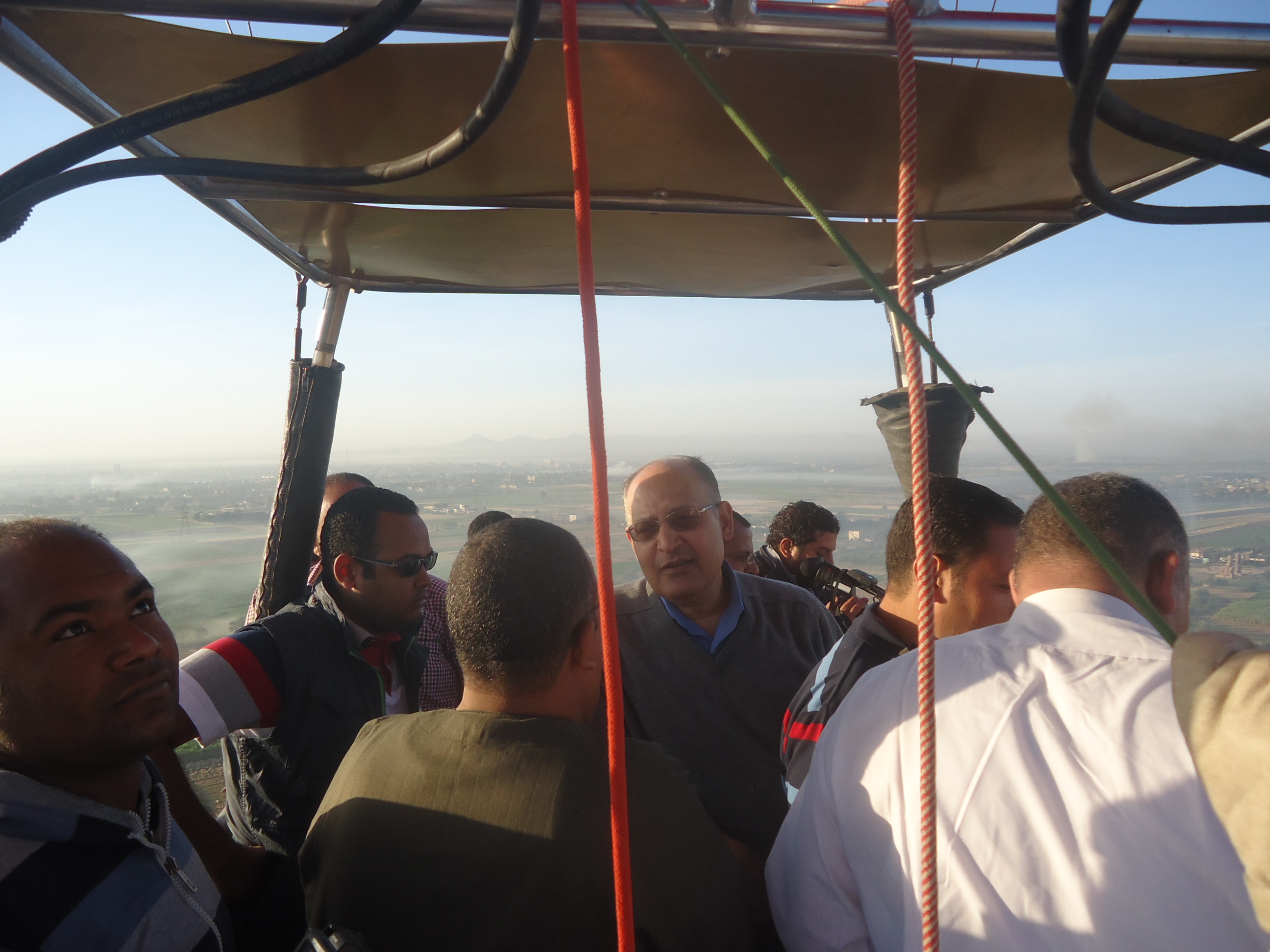 المحافظ اول الركاب…انطلاق اولي رحلات عودة البالون الطائر بالأقصر