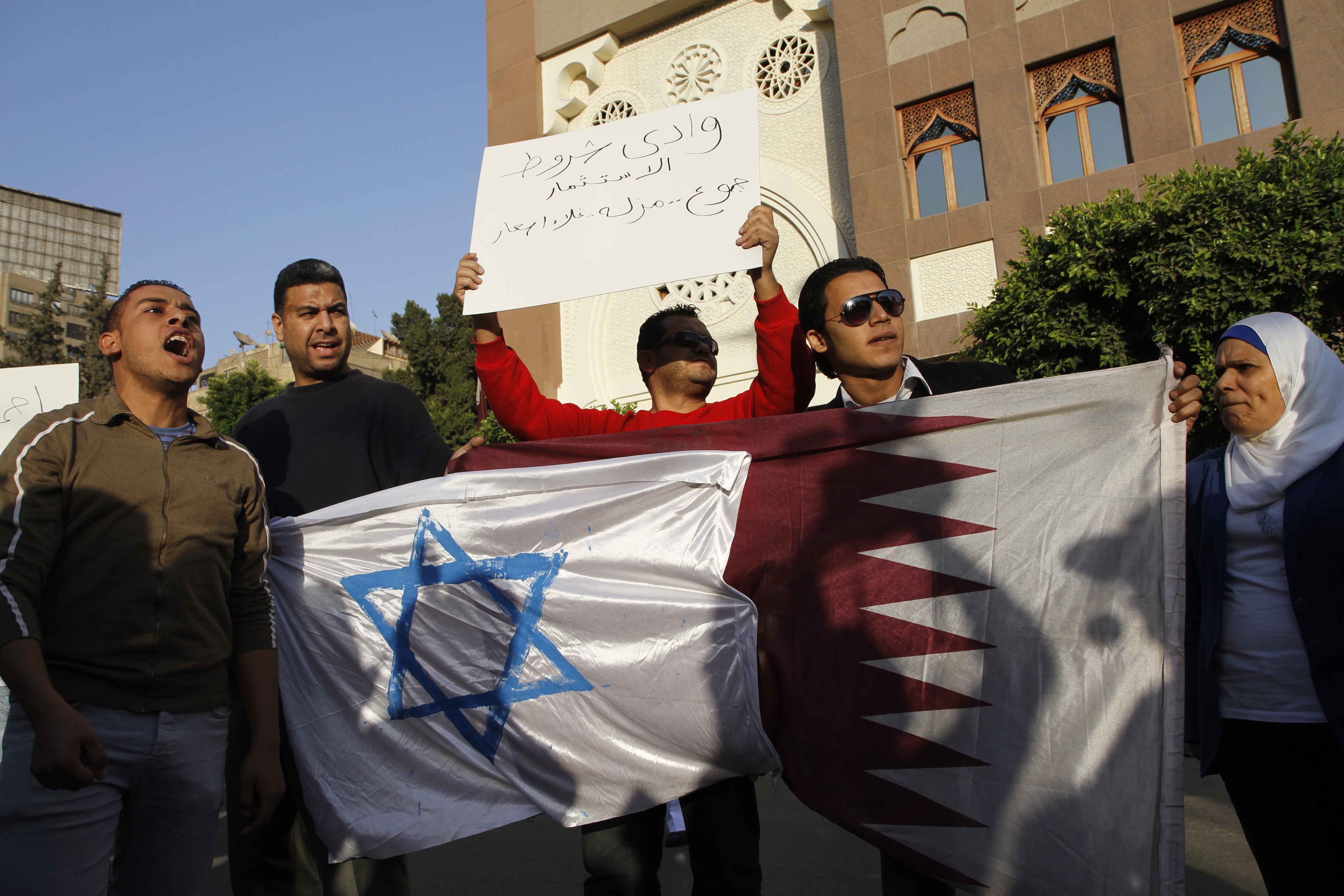 نشطاء ينظمون وقفة أمام سفارة قطر بالقاهرة ضد الاستثمار وسط تواجد أمنى مكثف