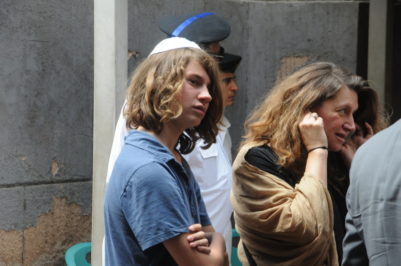 خر﻿وج الجنازة من ﻿المعبد اليهودى 18-4-2013