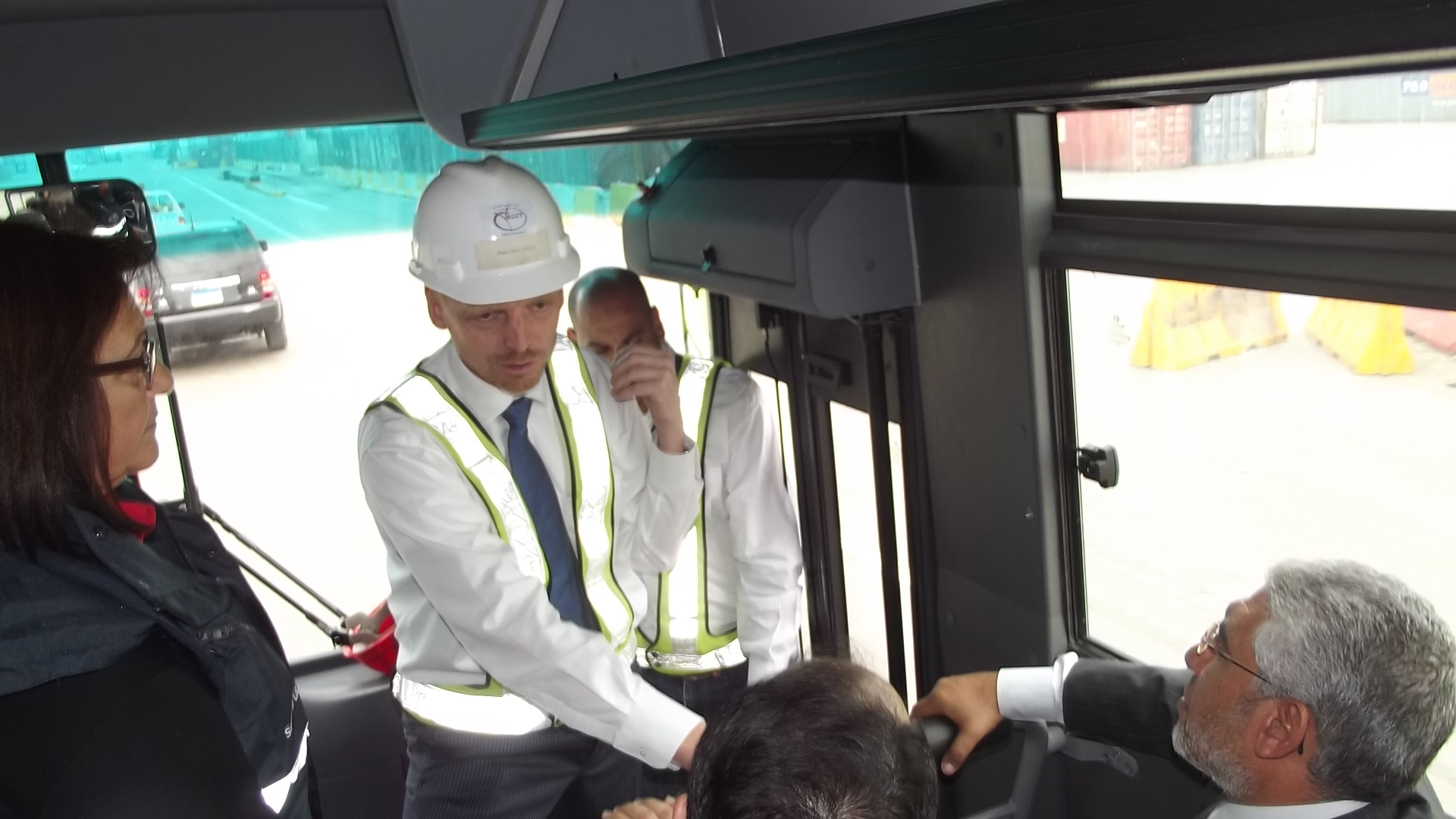 وزير النقل يتفقد قناة السويس للحاويات