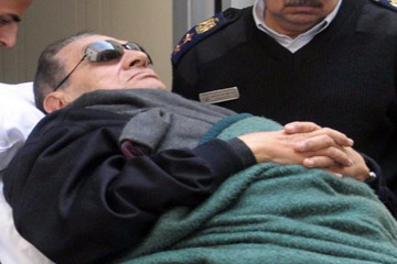 أنصار مبارك يقطعون كورنيش المعادي.. ومناوشات مع قائدي السيارات