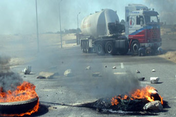 قطع طريق السويس بعد القبض على شخص بحوزته مواد مخدرة