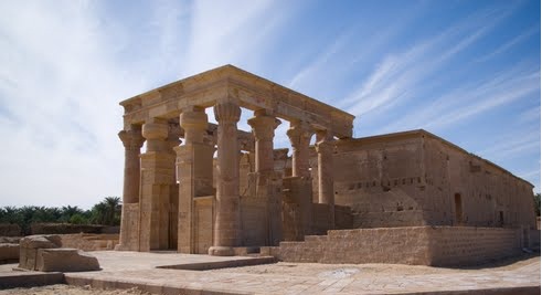 أخصائيو ترميم يغلقون معبد ” هيبس” بالوادى الجديد لعدم صرف الاثار مستحقاتهم المالية