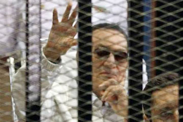 النائب العام يقرر نقل مبارك إلى مستشفى سجن طره