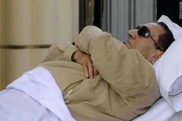 فريق طبي مشكل من النيابة يوقع الكشف على مبارك