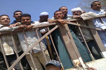 المؤقتون بمحطة البحوث الزراعية بسدس يتظاهرون احتجاجا على تأخر التثبيت