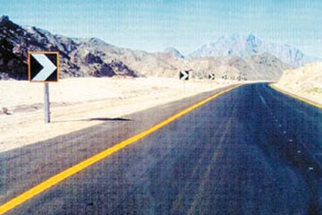 إعتصام العاملين بالطرق والكبارى فى البحر الأحمر