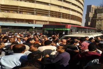 عاملون بالتليفزيون يقطعون طريق ماسبيرو احتجاجا علي اللائحة المالية الجديدة