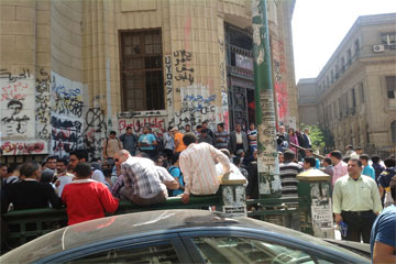 طلبة “هندسة القاهرة” يتظاهرون امام القضاء العالى للافراج عن زملائهم