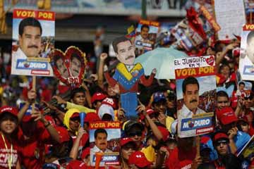 فنزويلا تختار خليفة تشافيز ومنافسة شرسة بين مادورو وكابريليس