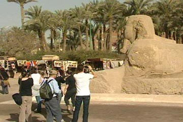 محتجون مصريون يغلقون مقابر ملكات الفراعنة بالأقصرأمام السياح