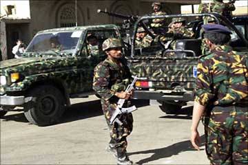 إشتباكات بالأسلحة الثقيلة داخل لواء للحرس الجمهورى باليمن