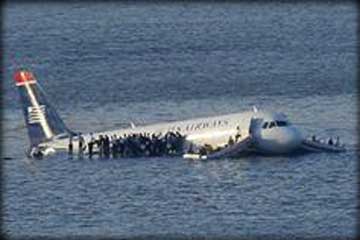 نجاة ركاب طائرة اندونيسية سقطت بالبحر بعد تجاوزها مدرج الهبوط