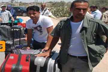 السلطات المصرية ترحل 15 متسللا فلسطينيا من معبر رفح الى غزة