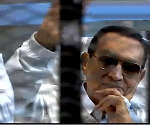 “انا اسف ياريس” تنشر صورة مبارك تحت عنوان “تقتلهم ضحكاتك يابطل”