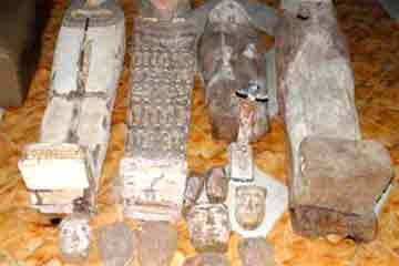 ضبط تابوتين و 42 تمثالا و4998 عملة ببنى سويف