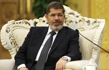 مرسي يحتفل بعيد العلم ..والشباب ترد : “علم! علم!انا مش شايف ايوها علم”