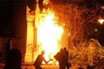 ملثمون يلقون زجاجات المولوتوف على محلات تجارية بوسط قنا