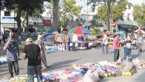 تدني الجودة.. وغياب شهادة الضمان لم يمنعا التزاحم علي الباعة الجائلين