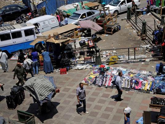 تدني الجودة.. وغياب شهادة الضمان لم يمنعا التزاحم علي الباعة الجائلين