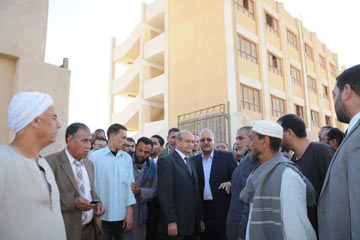 الجيزة: رصف طريق عزبة أبو عوض لخدمة مصانع الطوب الطفلى