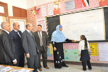 فى جولة مفاجئة..محافظ الجيزة يشهد حصة للغة العربية ويفتتح مشروعات