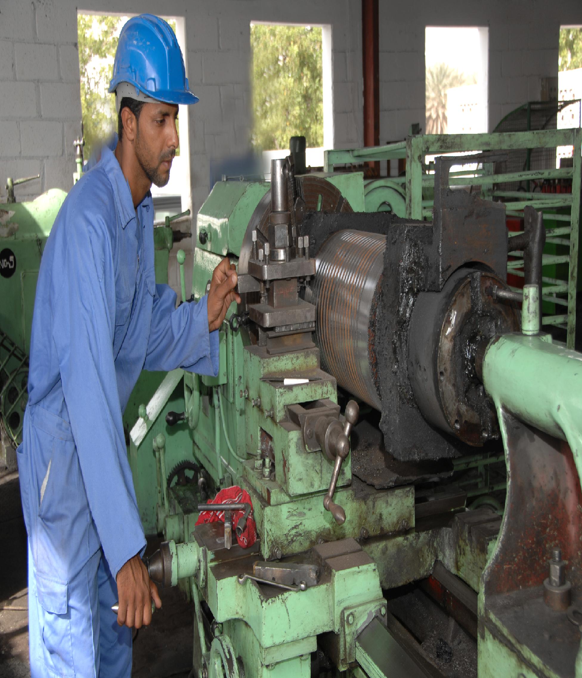 طه عبد العليم : الصناعة الحل الوحيد لتوفير حياة كريمة